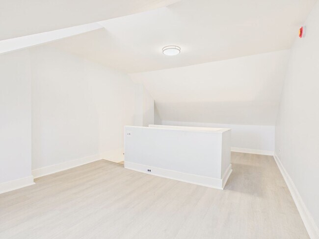 Building Photo - 2 Bedroom Single Family on Penn with Bonus Room