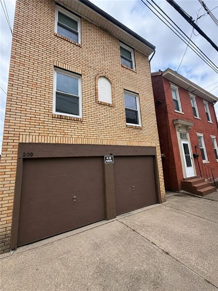 Building Photo - 209 Clay St