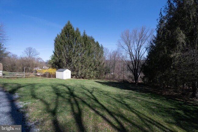 Building Photo - 2402 Raintree Ave