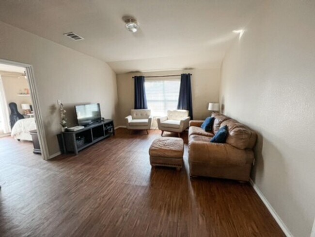 Building Photo - Large Pflugerville 4-bedroom/2.5 Bath Home in the Villages of Hidden Lake