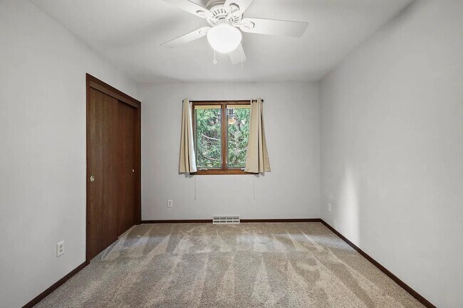 Building Photo - 2914 Maple Grove Dr