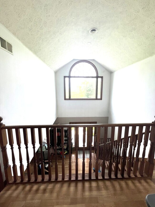 Building Photo - Spacious 4BR/3.5BA Single Family Home on 2...