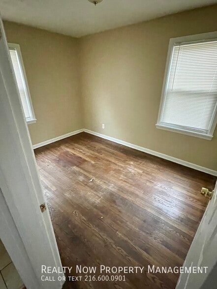 Building Photo - 5333 Hollywood Ave