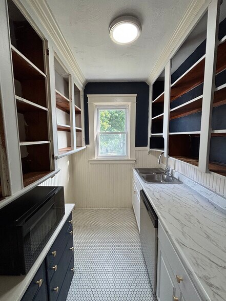 Building Photo - 582 Admiral St