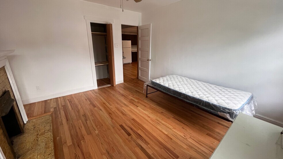 Building Photo - 5859 Hobart St