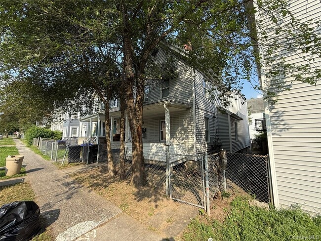 Primary Photo - 190 Winnikee Ave
