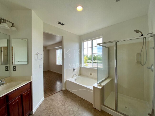 Building Photo - 10814 Peony Pl Dr