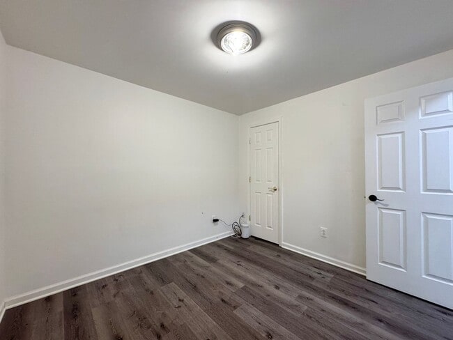 Building Photo - Spacious 2 Primary Beds 1 Den 3.5 Bath Townhome In Vibrant Sycamore Hill