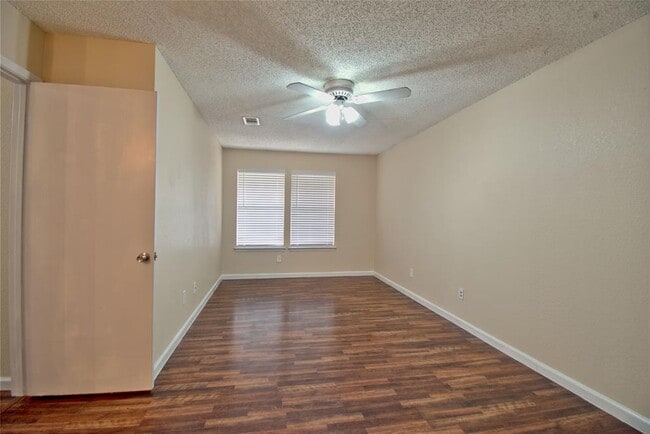 Building Photo - 1015 E Yager Ln