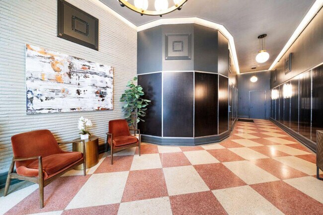 Building Photo - 505 E Travis St