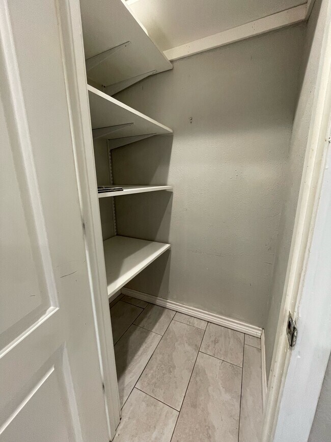 Building Photo - 613 S Andrews Ave