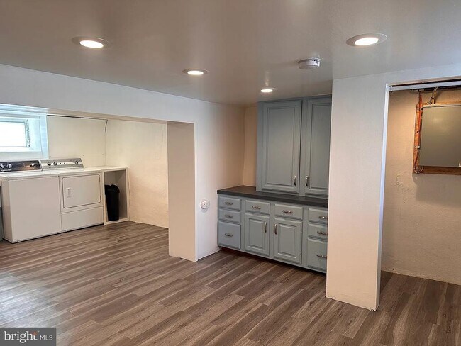 Building Photo - 229 Iona Ave