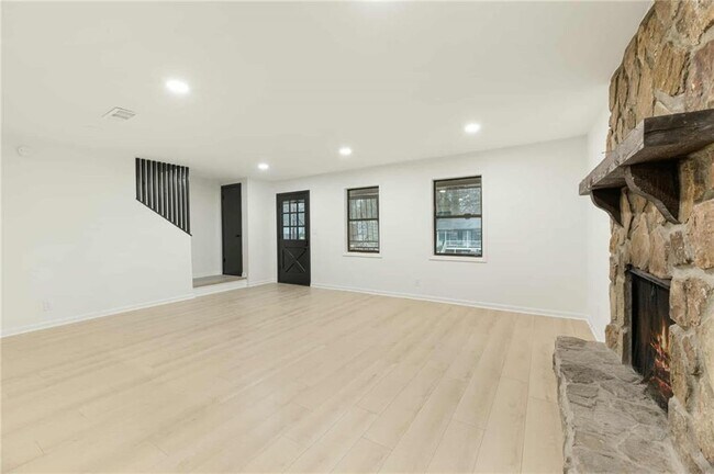 Building Photo - 1487 Springwood Dr SE