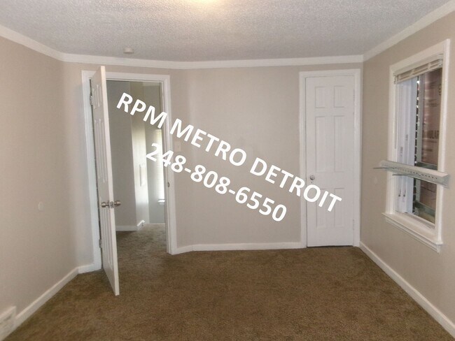 Building Photo - UPDATED COLONIAL HOME IN DETROIT