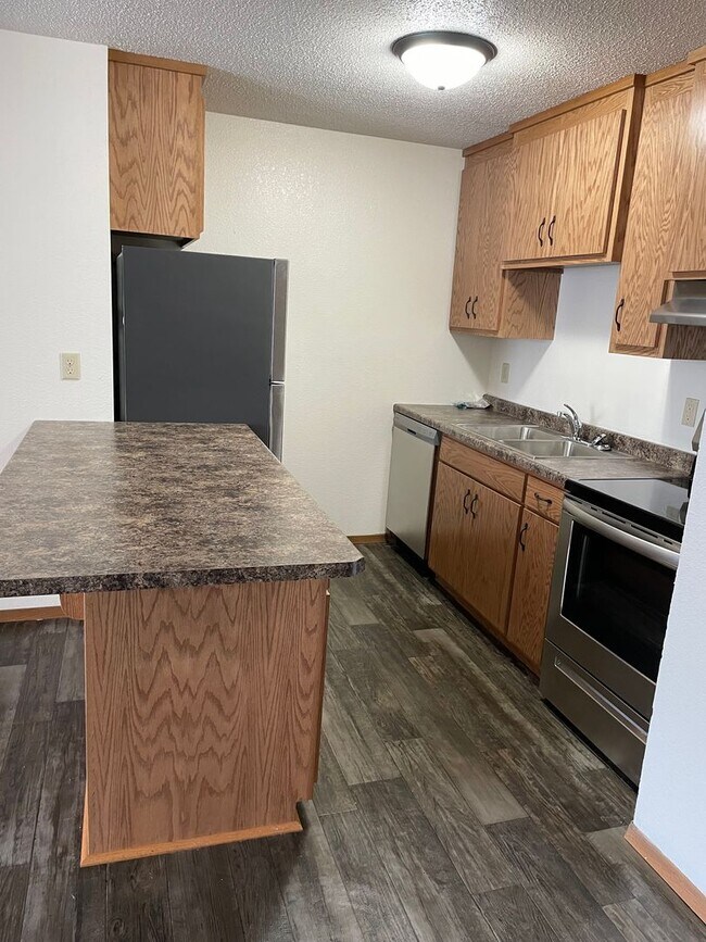 Building Photo - Four Bedroom Apartment