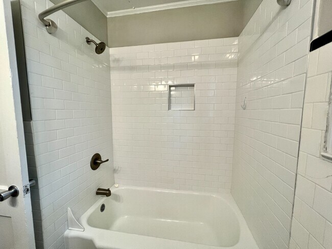 Building Photo - Freshly Painted Elizabeth Townhome