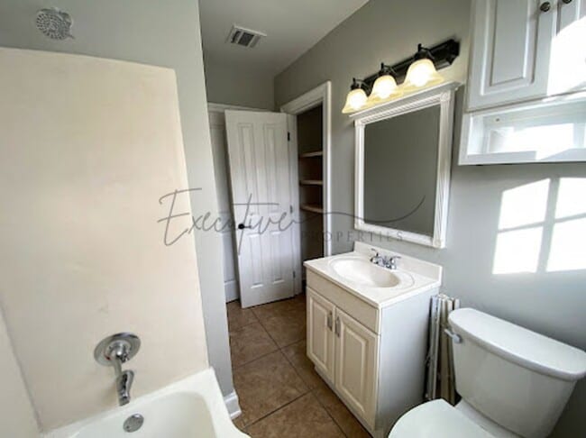 Building Photo - Remodeled 2BR/1BA with Hardwood Floors & L...
