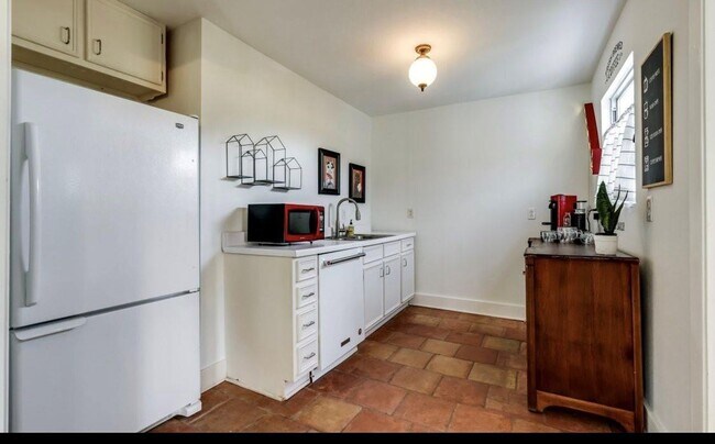 Building Photo - Amazing 3 Bed, 2 Bath Rental in Desirable Oakhurst Subdivision of Fort Worth- 76111