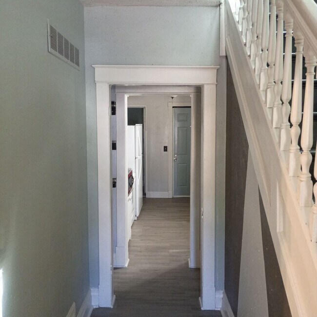 Building Photo - Cute Update 2 bedroom in convenient location!