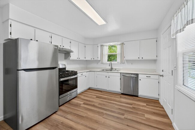Building Photo - Charming Fullerton Cul-de-Sac Home with Large Yard & Detached Garage