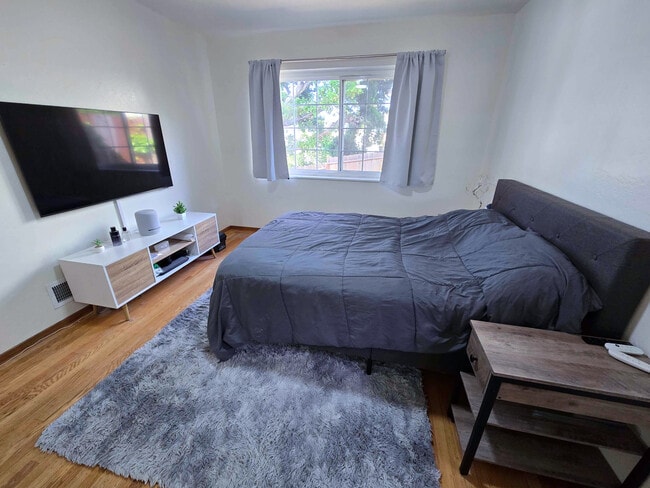 Room-2 - 2946 E 29th St