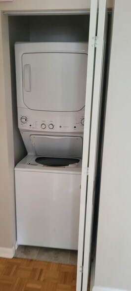 Building Photo - 1500 W Touhy Ave