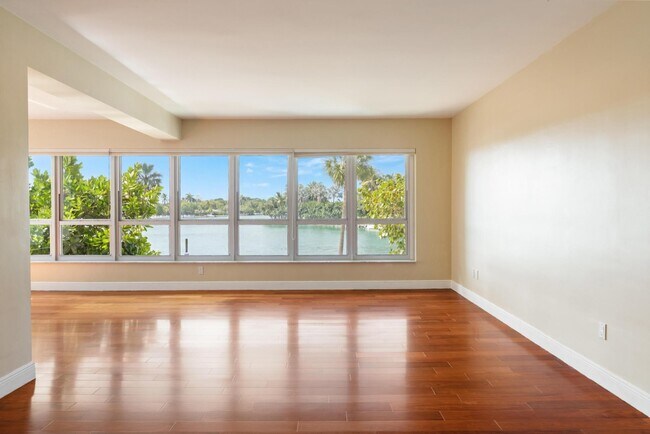 Building Photo - 9102 W Bay Harbor Dr