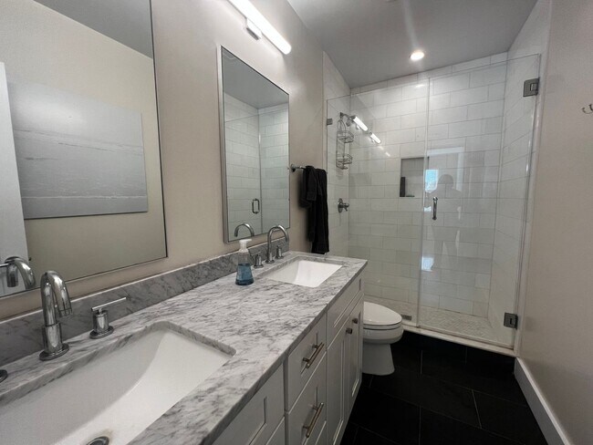 Building Photo - Lavish 5 BR/4 BA Townhome in Petworth!