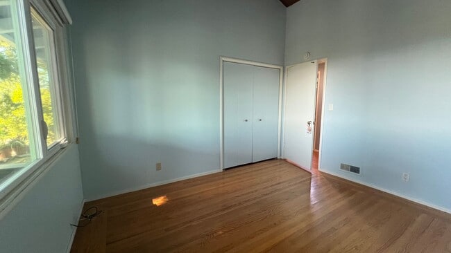 Building Photo - Mid-Century homes Rarely Available with Expansive Bay Views