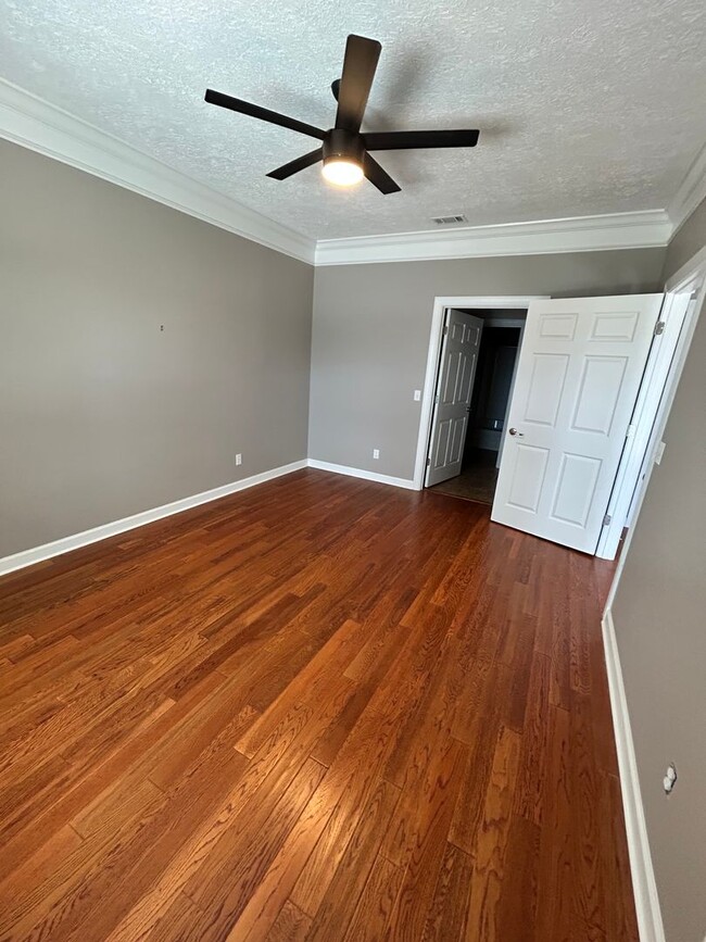 Building Photo - 2908 Country Club Dr
