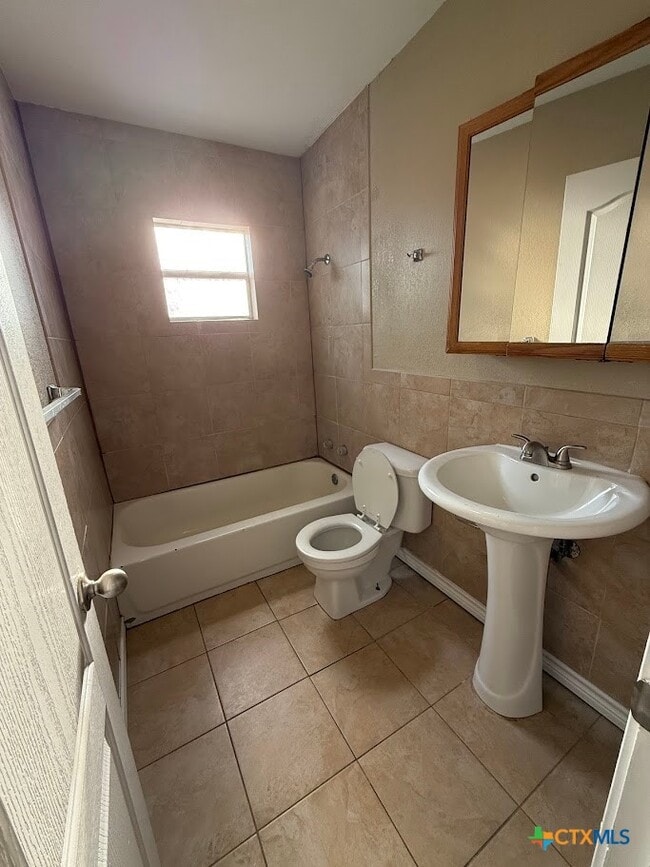 Building Photo - 784 Samuels St