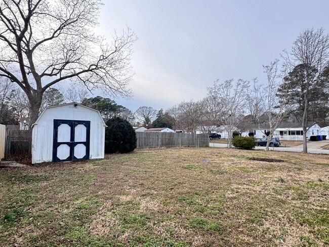 Building Photo - Spacious 5-bedroom home situated on a desirable corner lot!