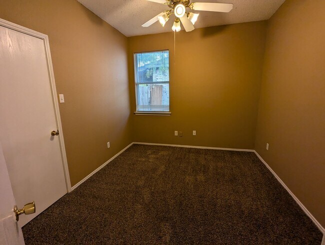 Building Photo - 3 Bedroom Home in West Fort Worth