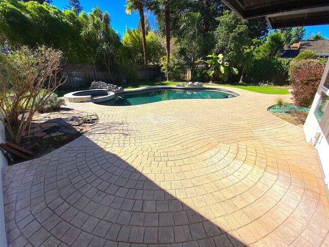 Building Photo - Beautiful 3 Bed + 2 Bath Los Altos Home - ...