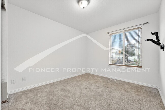 Building Photo - Spacious Home with Central AC and Gas Fireplace