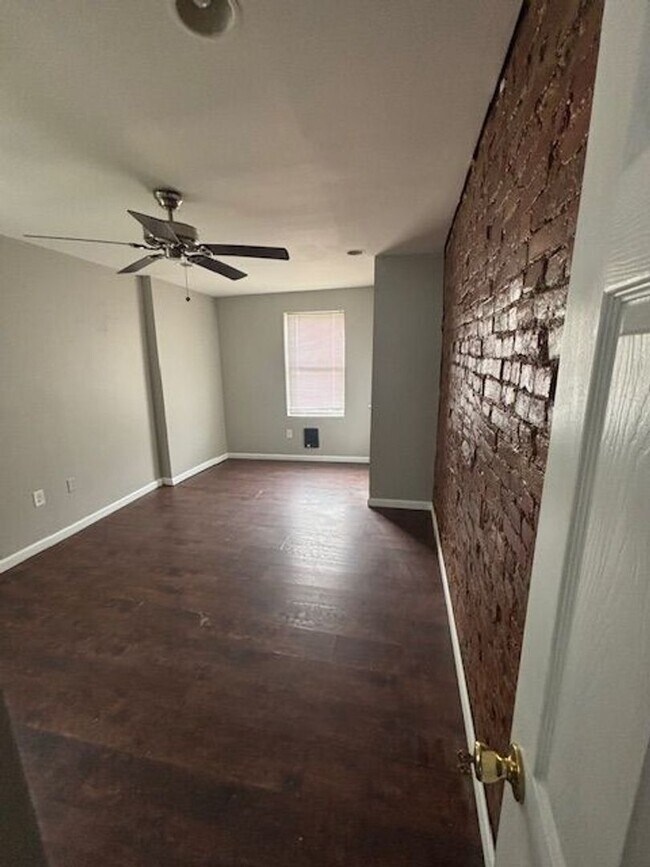 Building Photo - Charming Beautiful One Bedroom Apartment