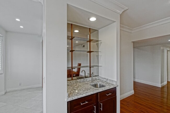 Building Photo - NICELY REMODELED, 2BR2.5BA, 1700 SQ FT CON...