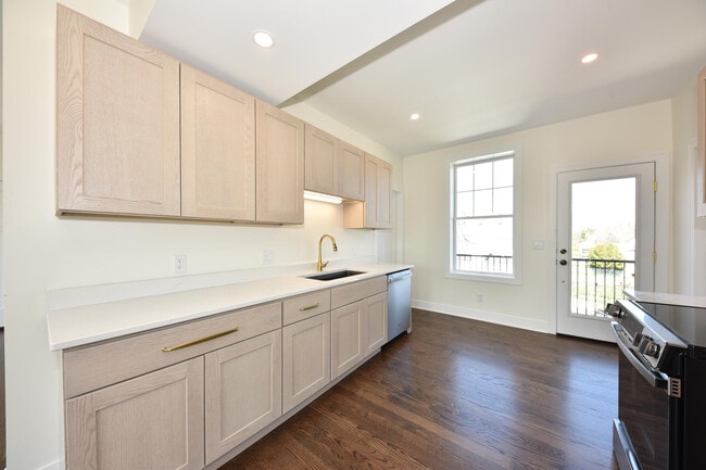 Building Photo - 104 E Prospect St