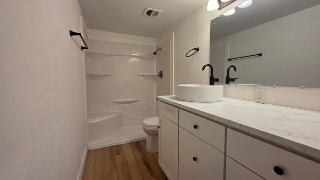 Building Photo - 1 bed, 1 bath, 2nd floor, condominium