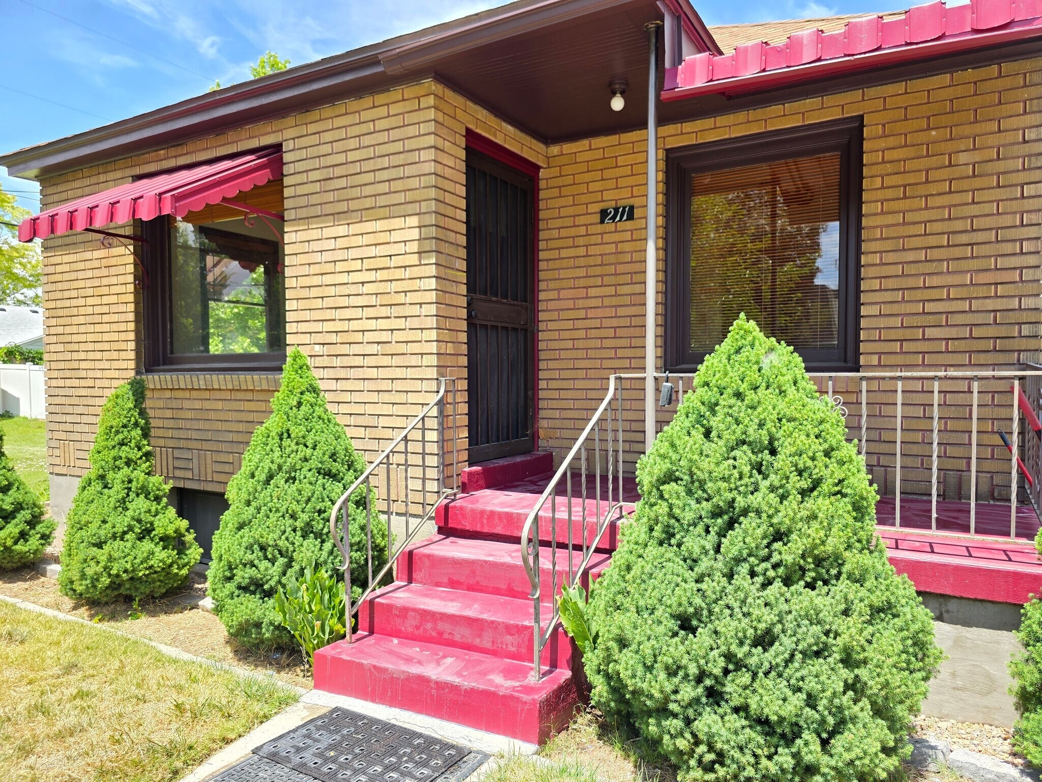Building Photo - 211 Maple St