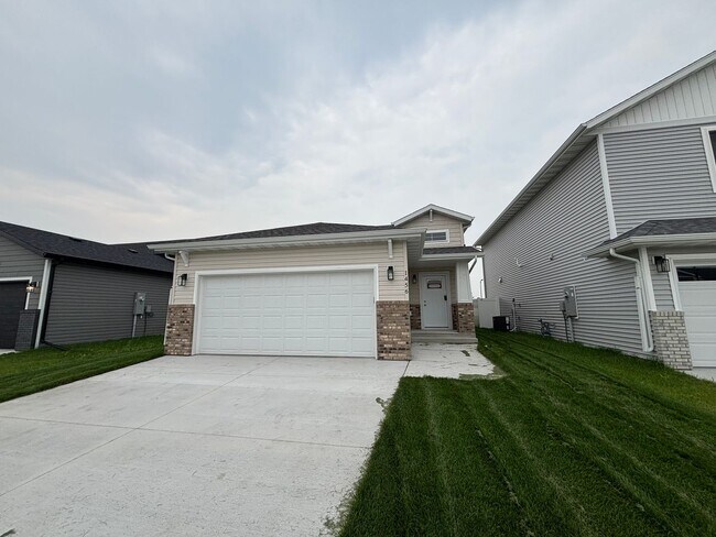 Building Photo - Stunning 3 Bed, 2 Bath New Build – 1,800 S...