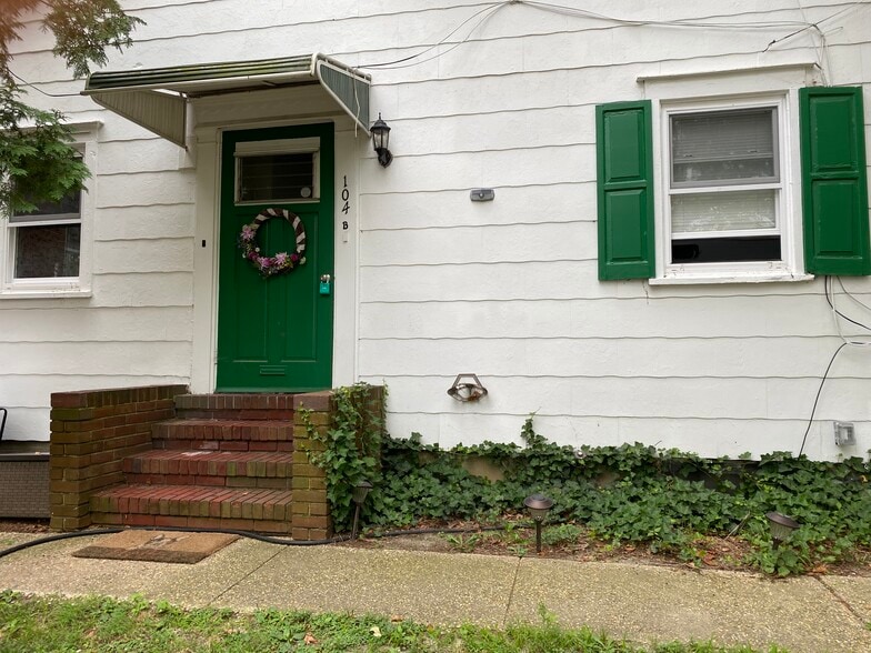 Building Photo - 104 Hillcrest Ave