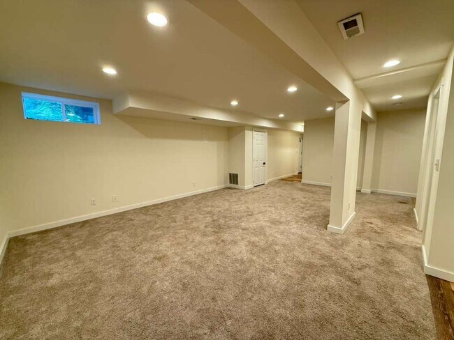 Building Photo - Stunning 4 Bed 3 Bathroom Home!