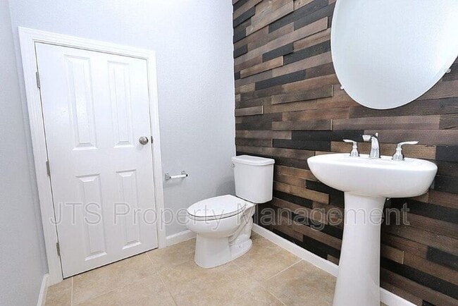 Building Photo - 9200 Rioja St