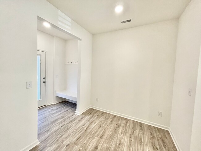 Building Photo - 2 br 2.5 ba townhome near shopping AVAILAB...