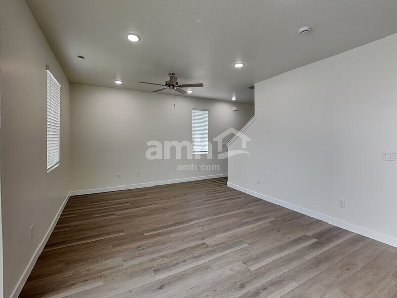 Building Photo - 1256 W Mahogany St