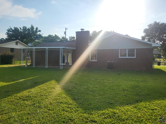 Building Photo - 303 Laverne Dr
