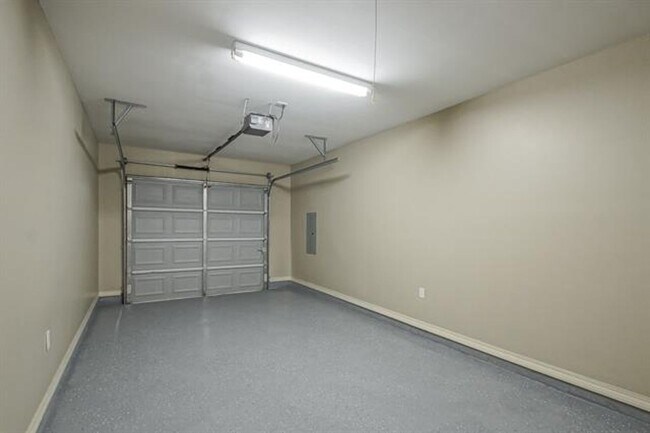 Building Photo - Newly Renovated 3 BR/2 Bath home on Suncrest Subdivision