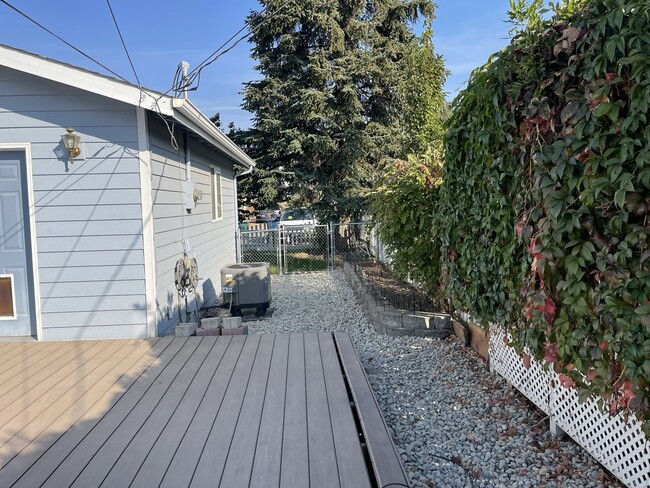 Building Photo - 526 E Wapato Ave