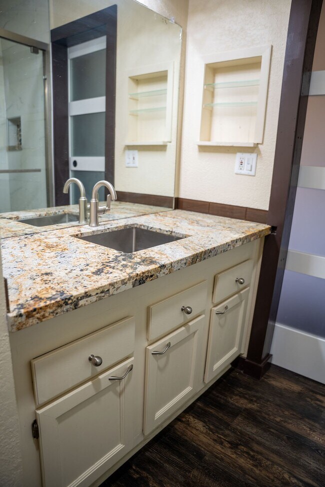 Building Photo - 6482 Alisa Ln